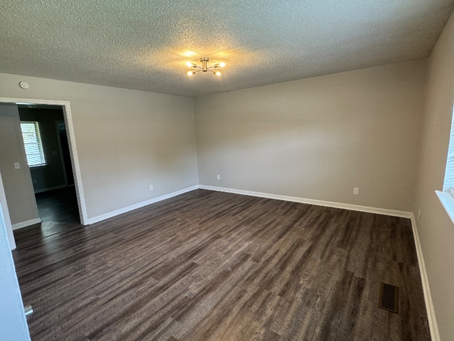 Foto del edificio - 4706 Metro Park Ln