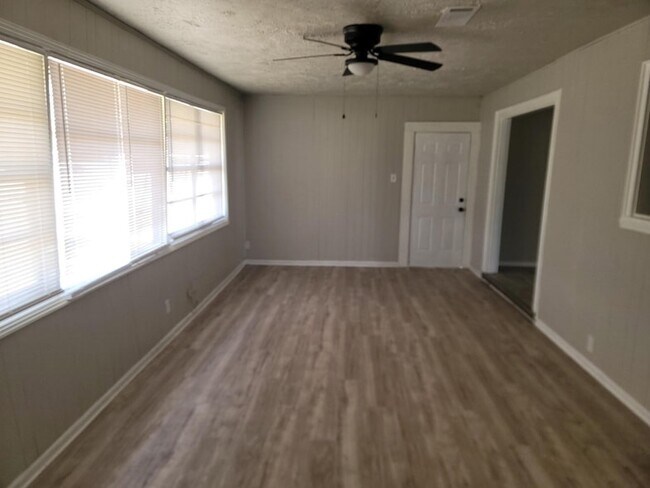 Building Photo - 5934 Ridgeway Dr