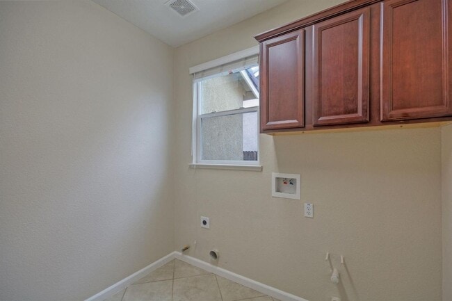 Building Photo - 4 Bedroom, 3 Bath - 3 Car Garage - Gorgeous!!!