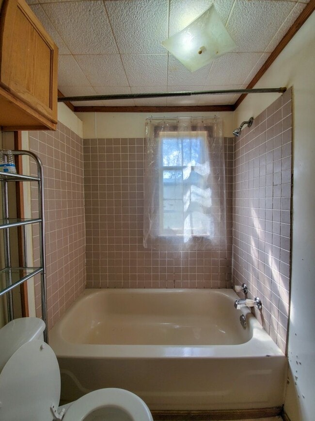 Building Photo - 2 Bedroom Apartment style home in Tecumseh
