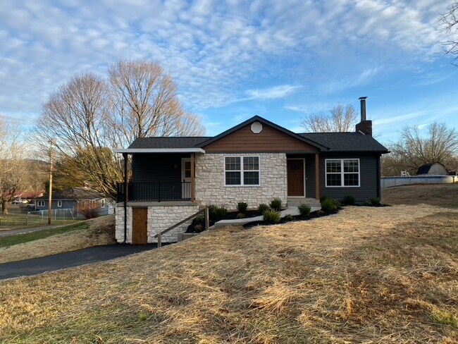 Building Photo - 811 Ridgeview Dr