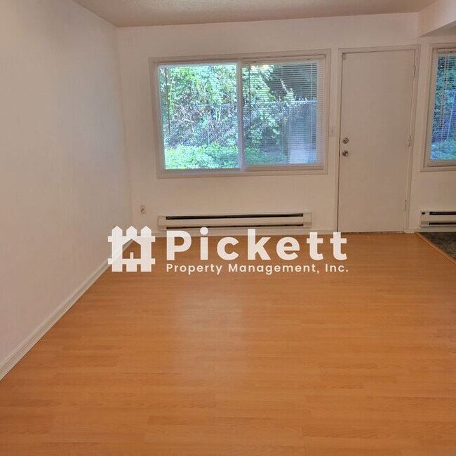 Building Photo - 4 Bedroom Tracyton Townhouse