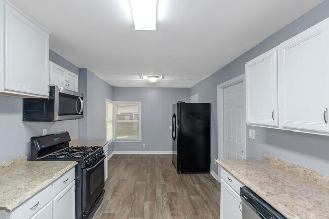 Foto del edificio - Spacious 4 Bed 3 Bath SFH!