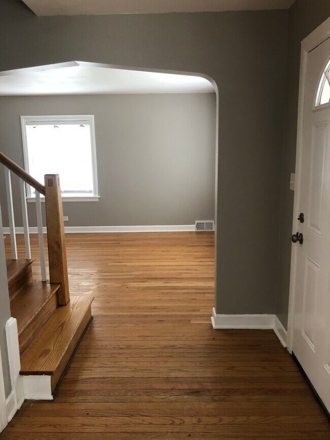 Building Photo - Great Home Beautiful Bathrooms/Kitchen! Fe...