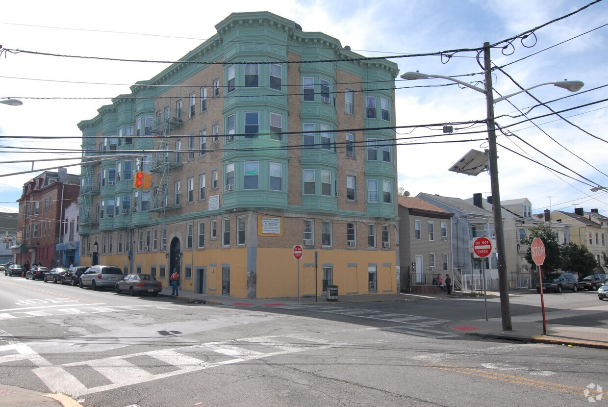 Primary Photo - 332-334 Summer St