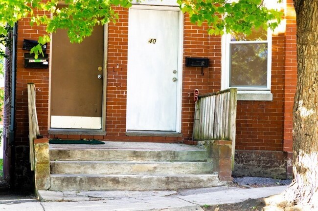 Building Photo - 40 Roslyn St