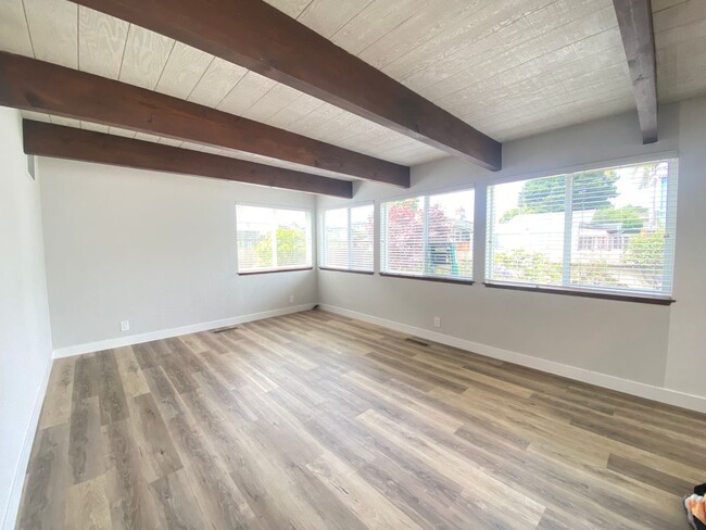 Building Photo - Beautiful and Bright Santa Cruz Home Comin...