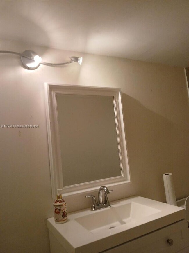 Foto del edificio - 14311 N Kendall Dr