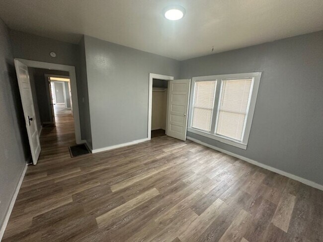 Building Photo - Newly updated 2 bedroom 1 bath duplex