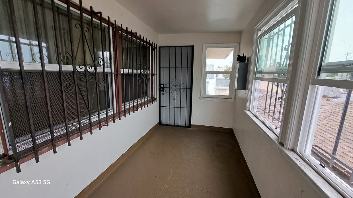 Primary Photo - 1309 N La Brea Ave