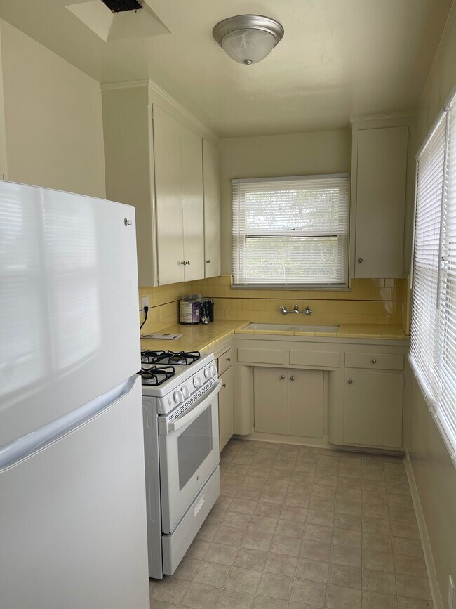 Building Photo - 4237 Edenhurst Ave
