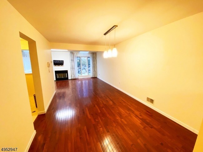 Building Photo - 42 Edgefield Dr