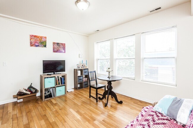 Foto del edificio - 3105 W Lawrence Ave