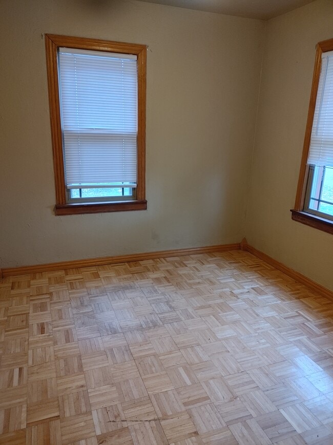 Building Photo - 823 S Hall