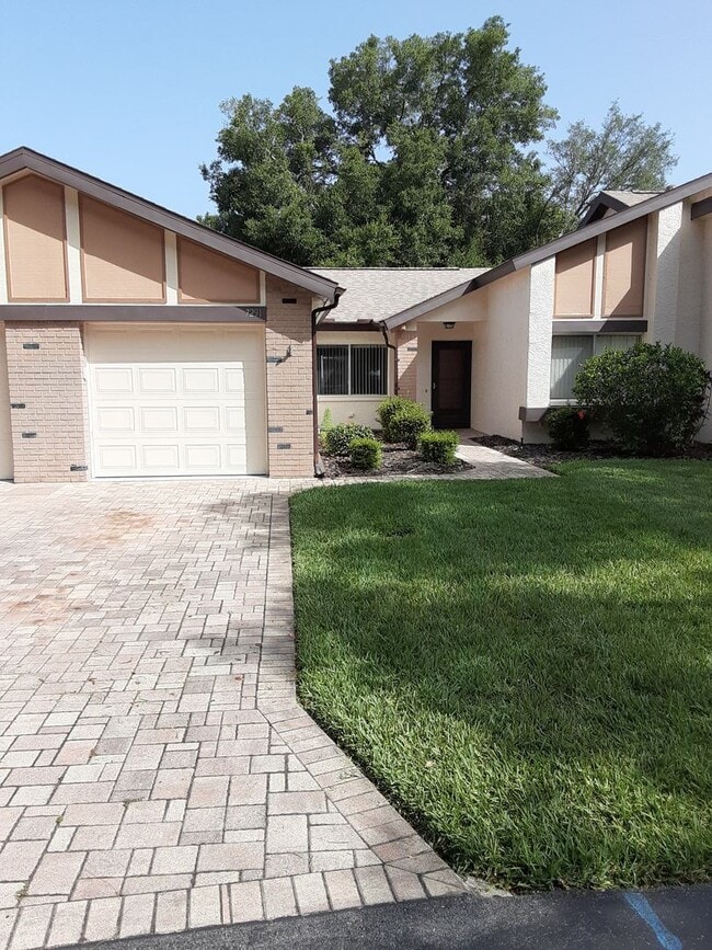 Building Photo - Beautiful 2 Bedroom 2 Bath Attached Villa
