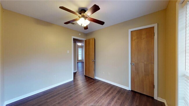 Building Photo - 3306 Dallis Dr