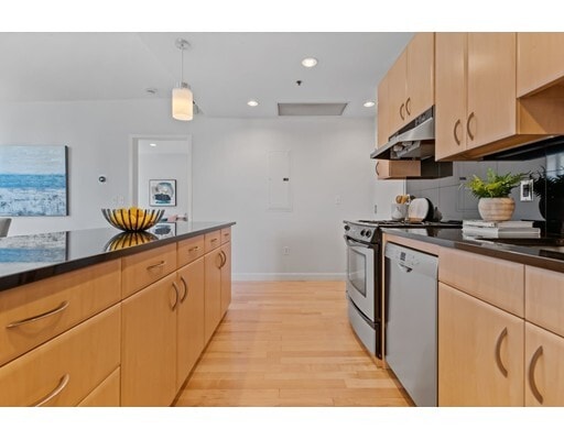 Building Photo - 9 W Broadway