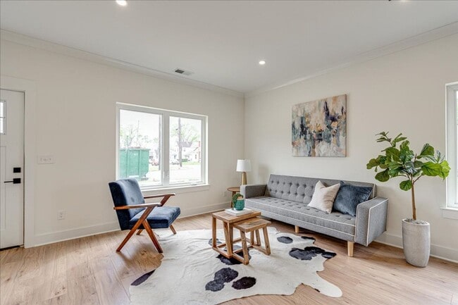 Building Photo - 2519 E 12th St