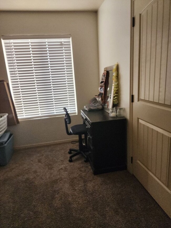 Building Photo - Charming Twinhome