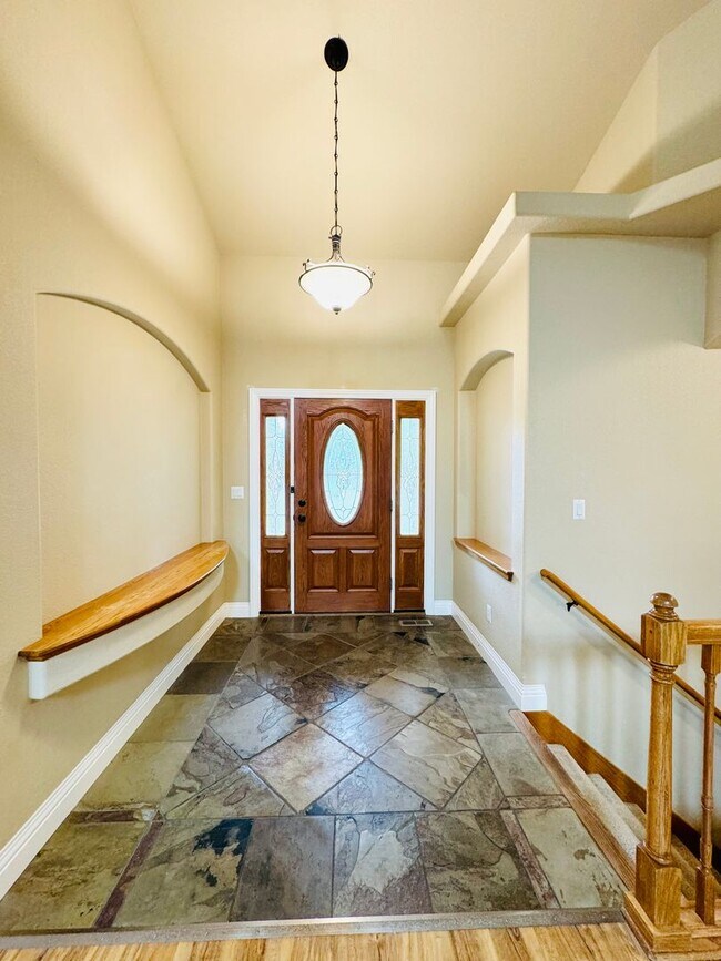 Foto del edificio - Stunning Executive 4 Bedroom 2 Bath Home in Northwest Loveland - 3-Car Garage!