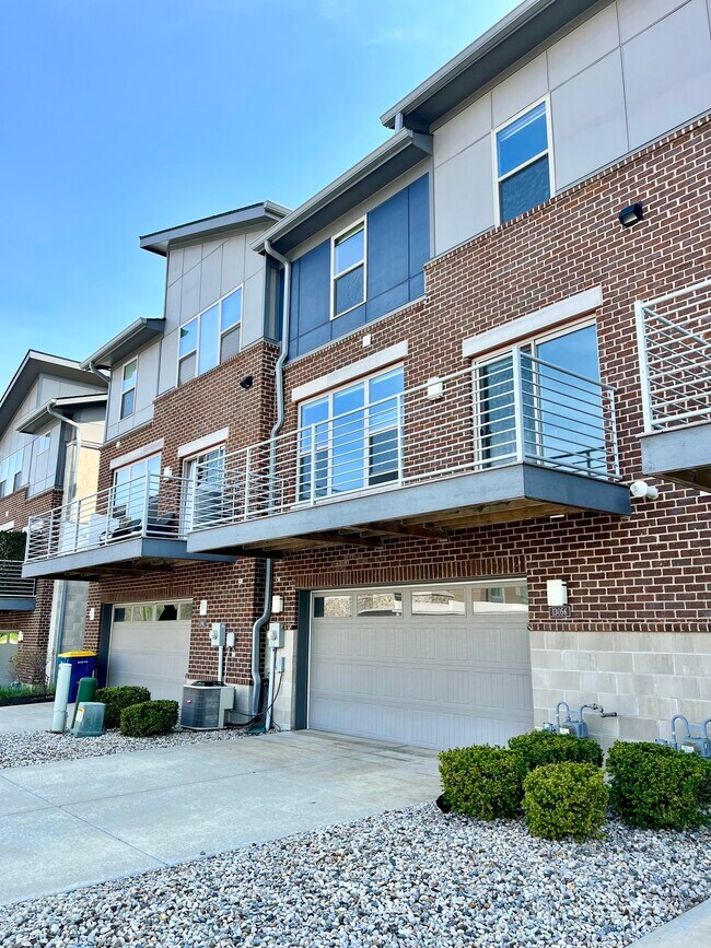 Building Photo - 13056 Grand Vue Dr