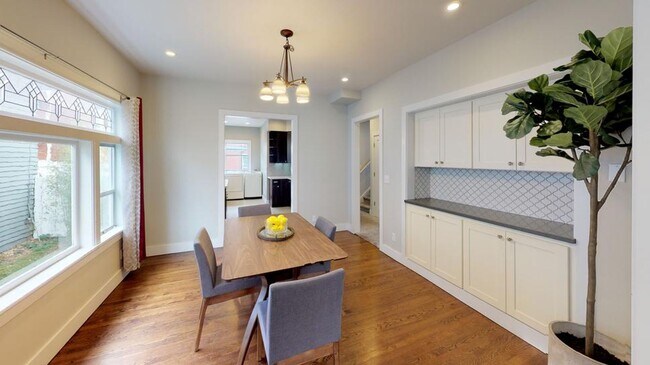 Foto del edificio - Newly remodeled home in Northern Universit...