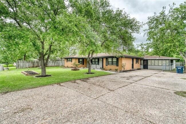 Building Photo - 1214 Haines Dr