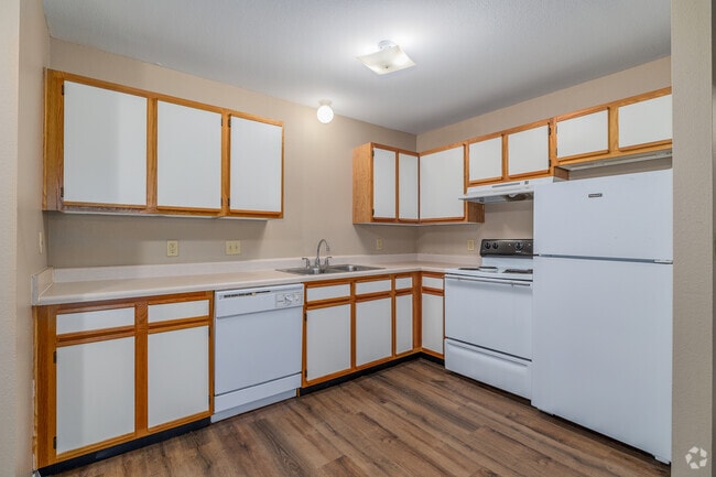 2BR, 2BA - 925SF - Kitchen - Crestwood Apartments