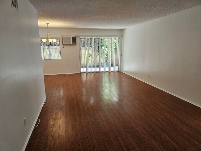 Building Photo - 525 N Flores St