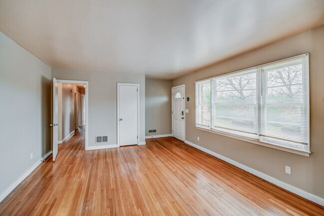 Building Photo - 2805 4th Pl NW
