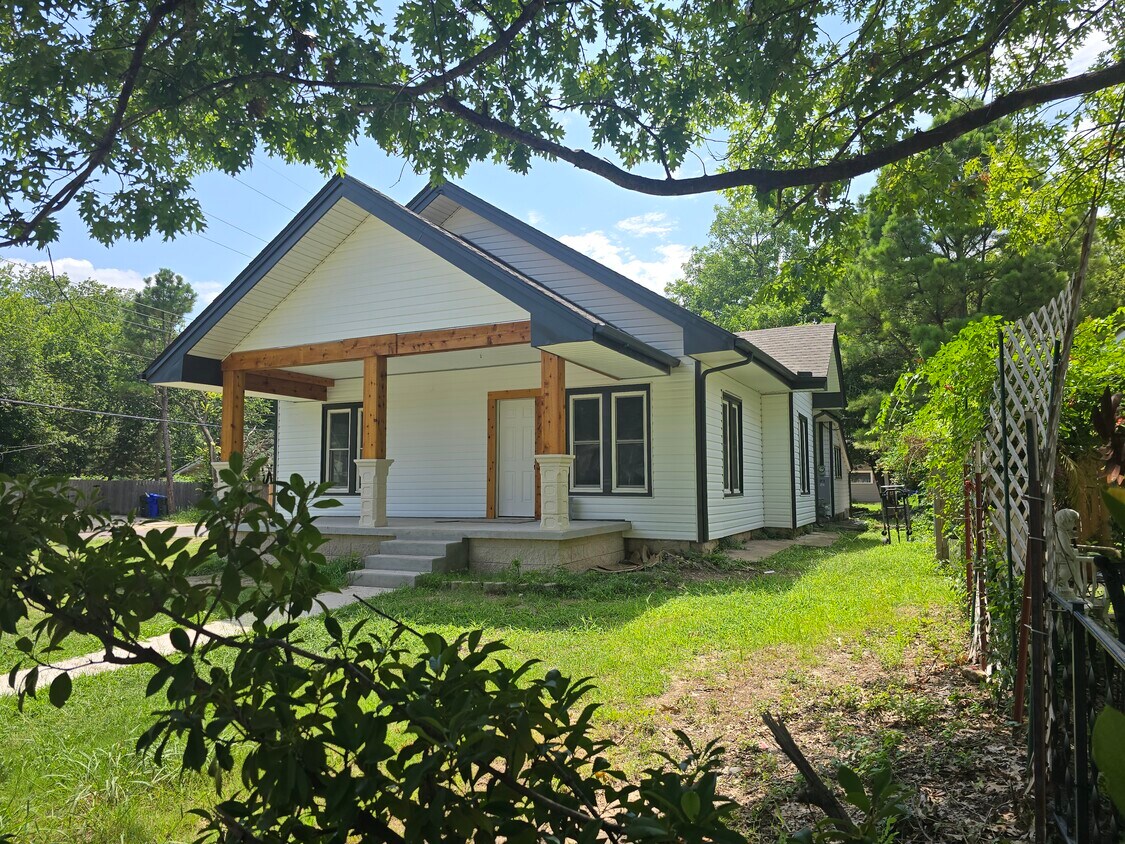 Front entry of home - 320 Chautauqua Ave