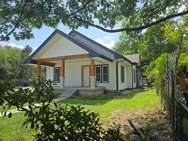 Building Photo - 320 Chautauqua Ave