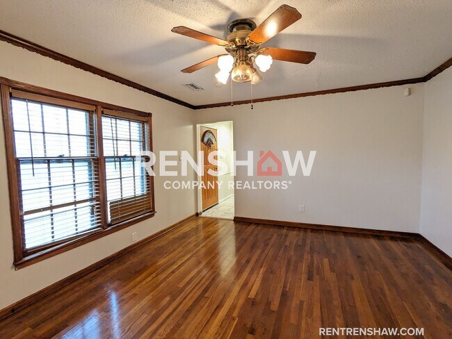 Foto del edificio - Charming 4 Bedroom / 2.5 Bath Upgraded Pro...