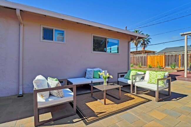 Building Photo - 1435 Bouret Dr