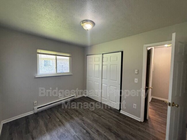 Foto del edificio - 4650 Waynedale Cir