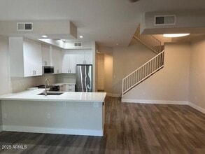 Building Photo - 705 W Queen Creek Rd