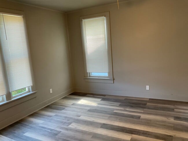 Building Photo - PRE LEASING to Approved Applicants! . 3 Be...