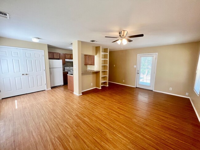 Building Photo - *COMING SOON* Great Location! 3 Bedroom Home Near Shopping & Dining!