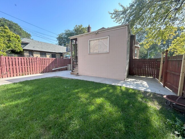 Building Photo - 4900 N Hamlin Ave