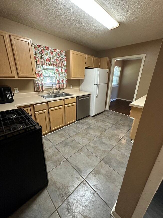 Building Photo - 6517 NW Hilldale Dr