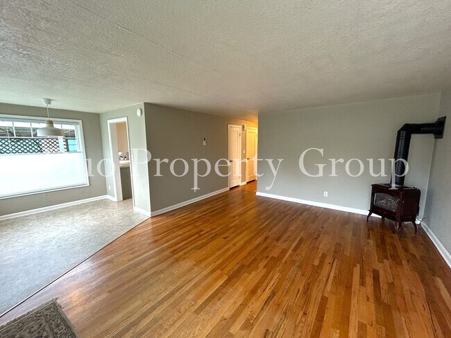 Building Photo - Charming West Eugene Home with Large Yard