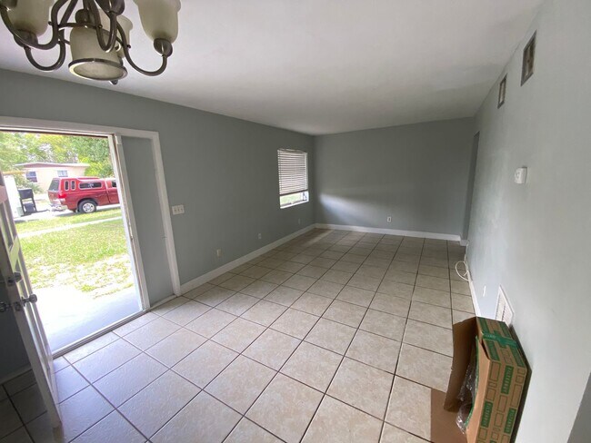 Building Photo - Three bedrooms one bath Deltona