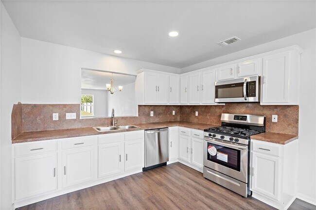 Building Photo - 5114 Park Village Dr