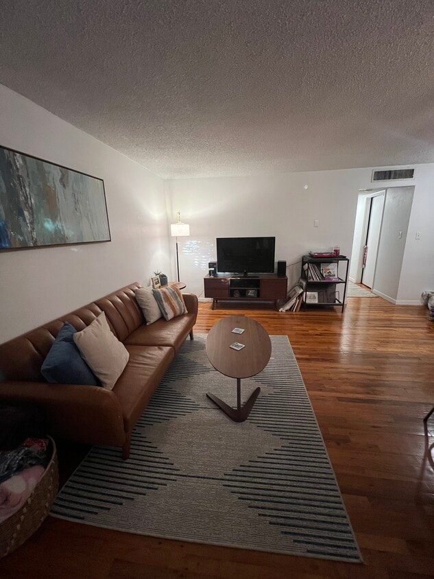Beautiful spacious living room with hardwood floors - 320 Lakeview St