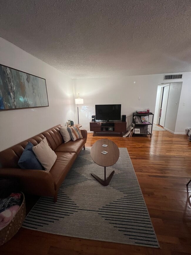 Beautiful spacious living room with hardwood floors - 320 Lakeview St Apartment