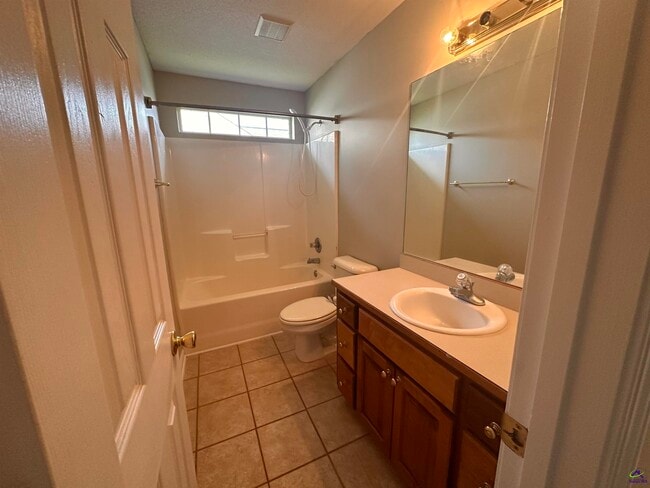 Building Photo - 123 Larkspur Ln