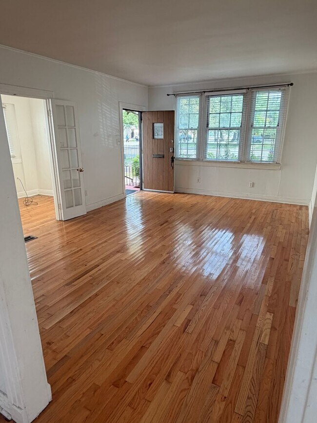 Foto del edificio - Large 3BD/2BA House Uptown with Driveway and Fenced Backyard