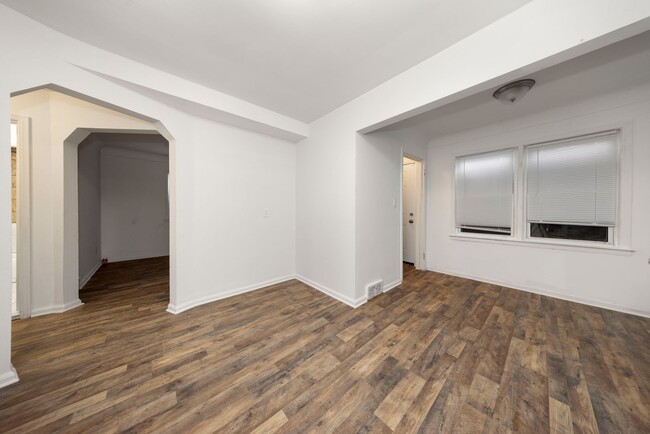 Building Photo - 3 bedroom bungalow $1200/month