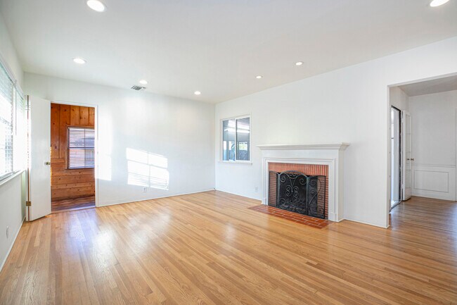 Building Photo - 2206 N Orchard Dr