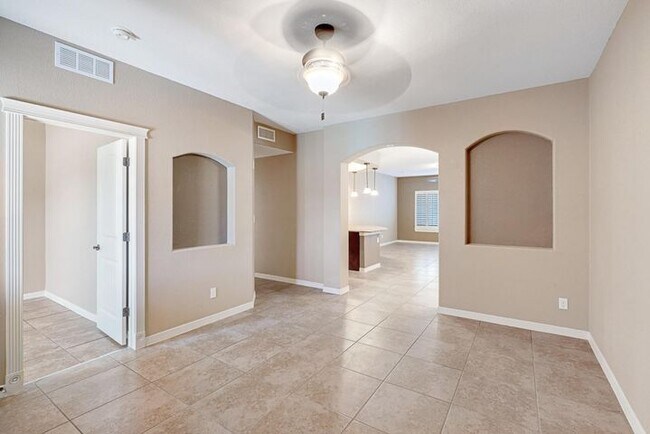 Building Photo - Far East: 4 BR 2 BA Refrigerated AC